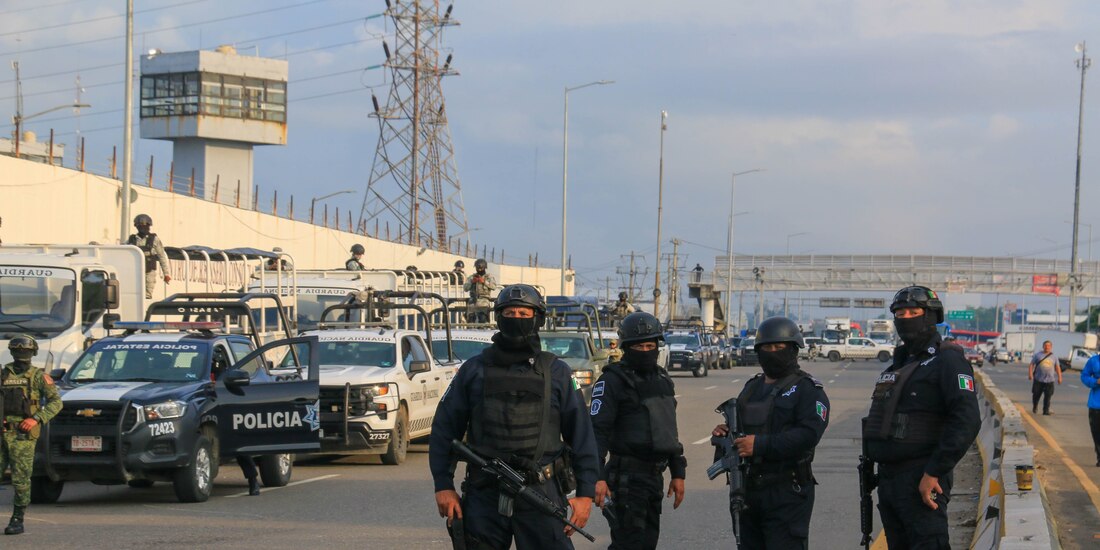 Elementos de seguridad de los tres órdenes de Gobierno resguardan el penal de Villahermosa, tras el motín del pasado jueves, que dejó un saldo de siete muertos.