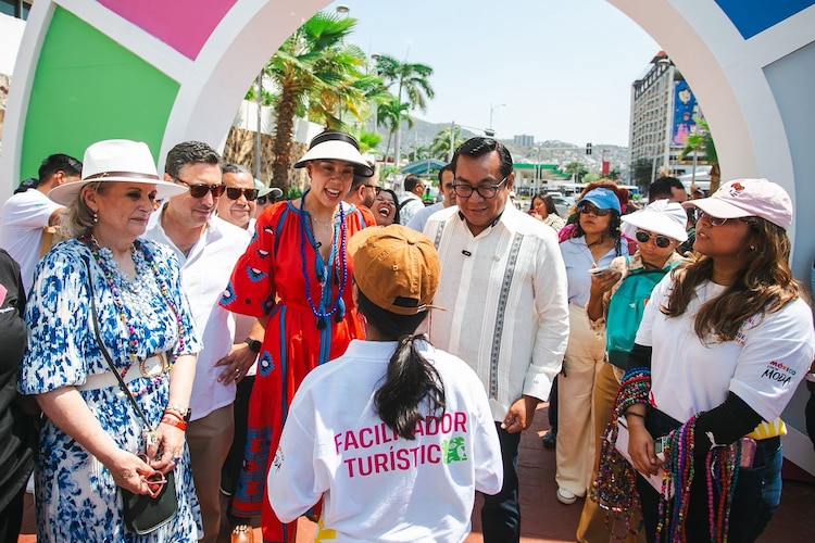 La secretaria Josefina Rodríguez Zamora y el secretario Simón Quiñones Orozco encabezan el corte de listón de "Ventana a México" en la Plaza Quebec.