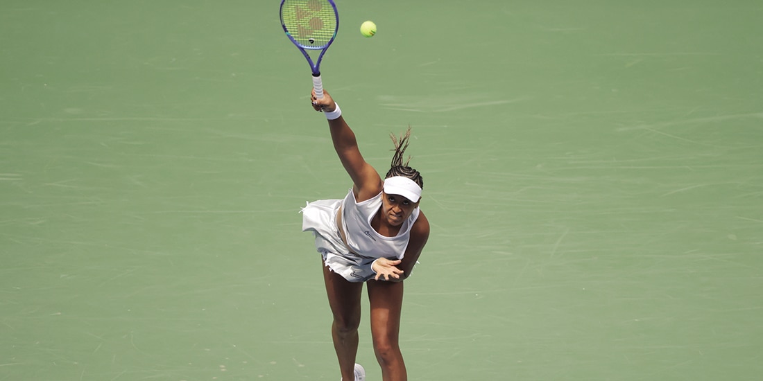 LA JAPONESA sirve el balón a Katerina Siniakova, de la República Checa, durante la segunda ronda del US Open.