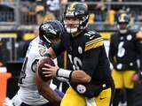 El quarterback de los Steelers de Pittsburgh Mitch Trubisky busca un receptor ante la presión del linebacker de los Ravens de Baltimore Tyus Bowser, en la segunda mitad del partido del domingo 11 de diciembre de 2022, en Pittsburgh