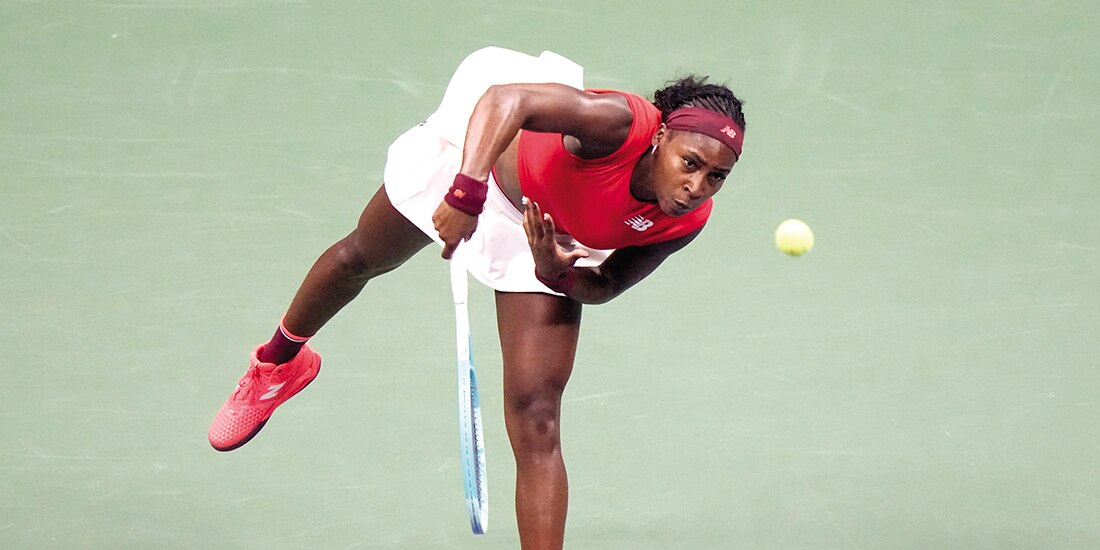 Coco Gauff realiza un saque ante Ajla Tomljanovic, anoche.