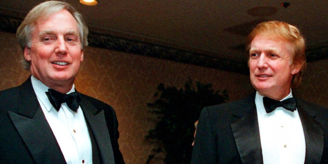 Robert Trump (izquierda) y Donald Trump (derecha) en un evento en Nueva York en 1999.