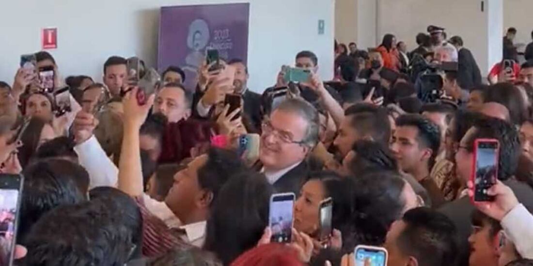 Con mariachi y porras: Así despide personal de la SRE a Marcelo Ebrard