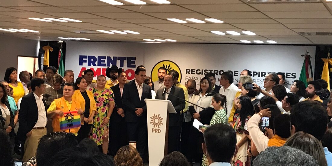 Silvano Aureoles se registró para la candidatura presidencial.