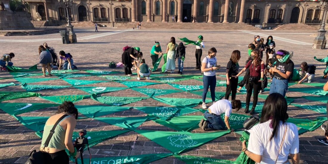 Realizan megapañuelo para exigir despenalización del aborto.