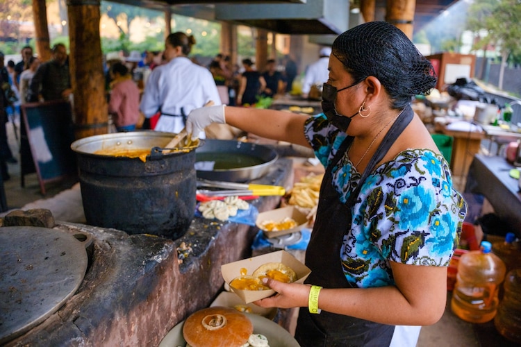 Visitantes recorren los espacios dedicados a la gastronomía, las artesanías y el arte representativo de Quintana Roo.
