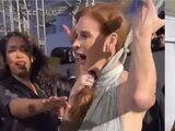 La actriz Sarah Rafferty vivió un incómodo momento en los Globos de Oro 2024