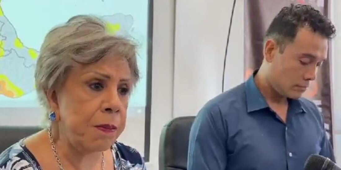 La titular de SAPAC, Evelia Flores, y el director de Saneamiento, Gonzalo Ávila, durante la conferencia de ayer.