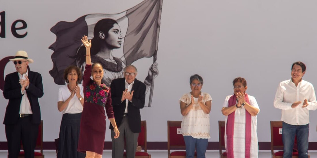 La presidenta Claudia Sheinbaum; detrás, parte de su gabinete.