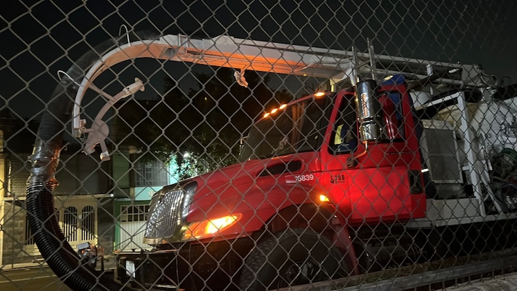 Un camión tipo vactor retiró lodo y limpió el cárcamo de captación en la estación Bosques de Aragón.