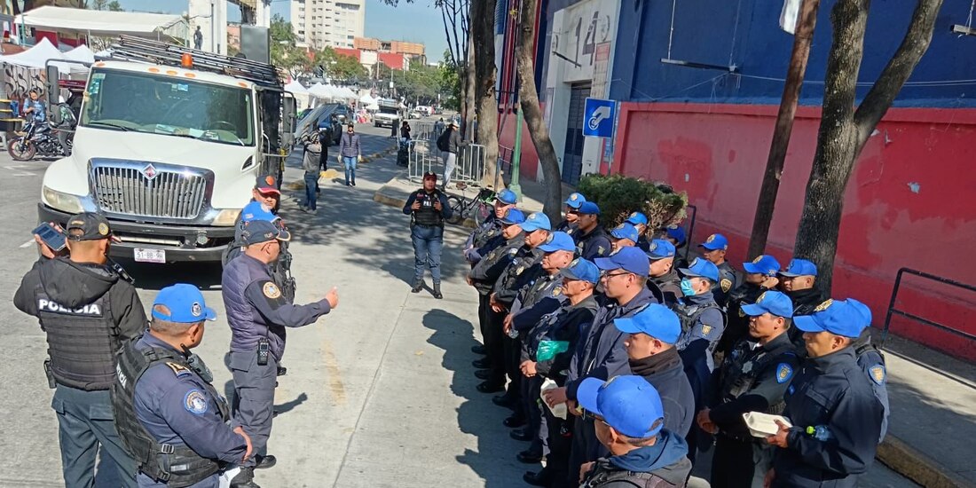Policía resguarda los alrededores del Estadio Ciudad de los Deportes antes del esperado duelo entre América y Cruz Azul.