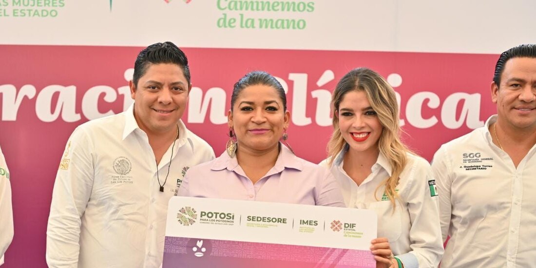 El gobernador con una de las beneficiarias.