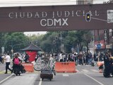 Manifestantes mantienen un bloqueo afuera del PJCDMX.