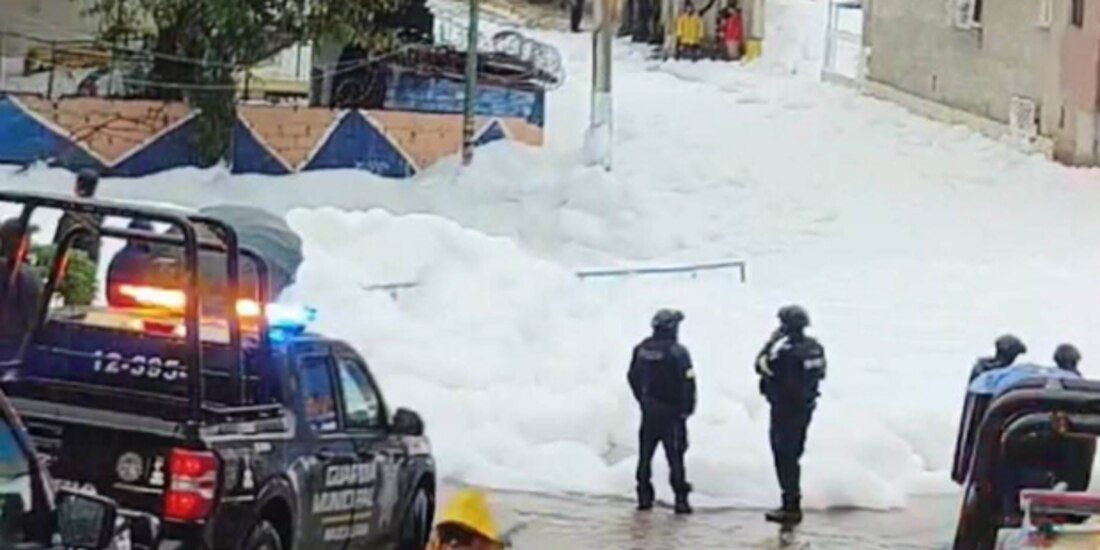 Elementos de seguridad atienden la inundación en Naucalpan, ayer.