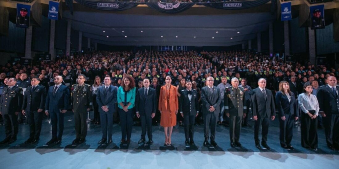 La gobernadora de Guanajuato, Libia Dennise García, ayer, en la entrega de reconocimientos a policías.