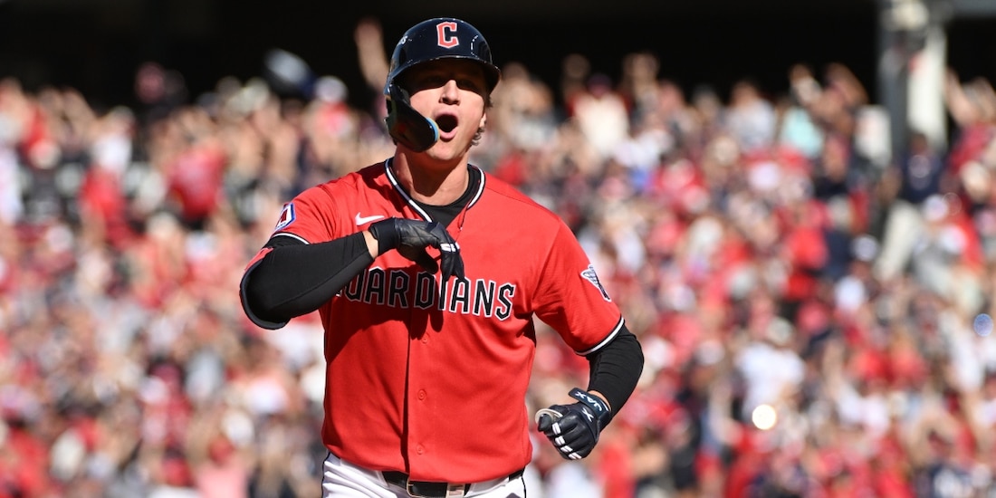 Petey Halpin de los Guardianes de Cleveland tras batear un jonrón de dos carreras en el quinto inning del tercer juego de la Serie de Campeonato de la Liga Americana contra los Rays de Tampa Bay