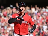 Petey Halpin de los Guardianes de Cleveland tras batear un jonrón de dos carreras en el quinto inning del tercer juego de la Serie de Campeonato de la Liga Americana contra los Rays de Tampa Bay