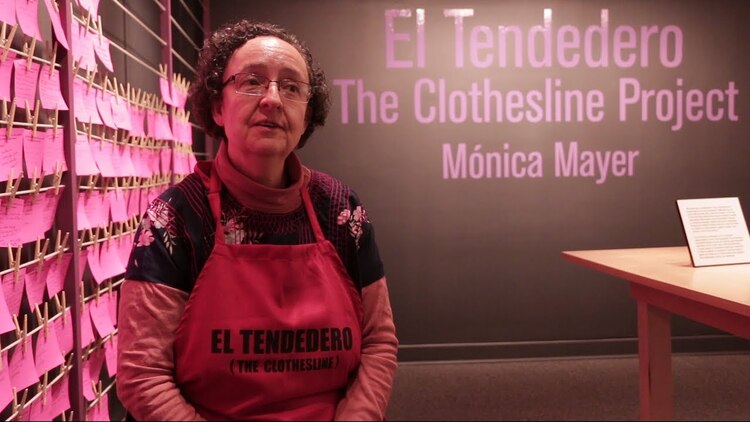 La artista Mónica Mayer, junto a su pieza "El tendedero", la cual expuso por primera vez en 1978.