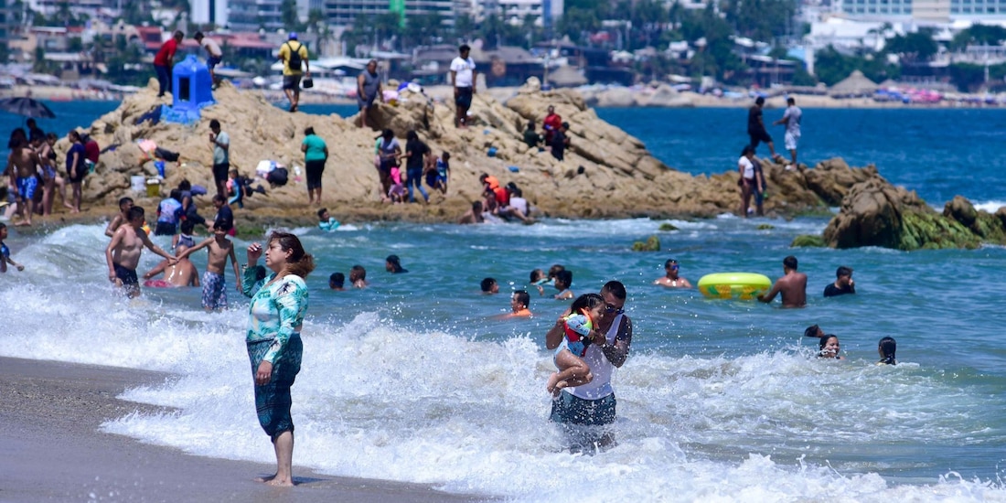 Miles de turistas disfrutan de las playas del puerto de Acapulco