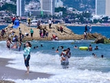 Miles de turistas disfrutan de las playas del puerto de Acapulco