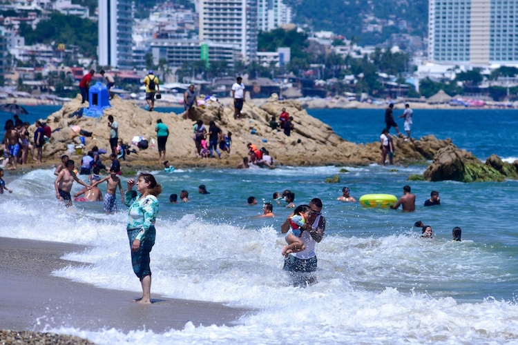 Miles de turistas disfrutan de las playas del puerto de Acapulco