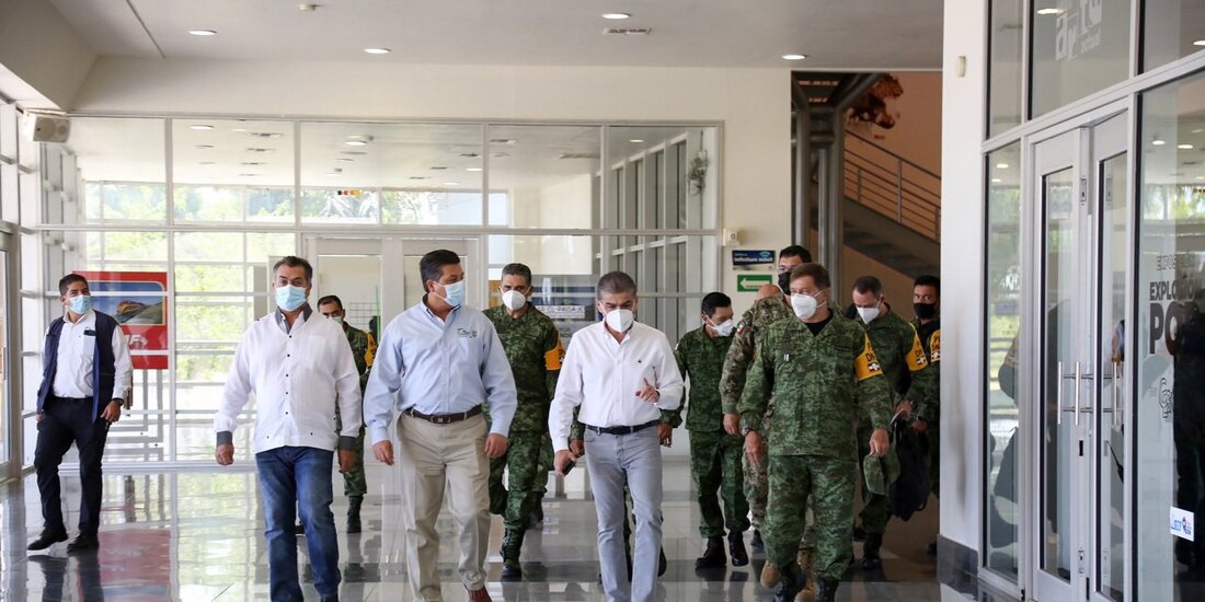 De izq. a der.: Los gobernadores Jaime Rodríguez, Francisco García Cabeza de Vaca y Miguel Riquelme, y el general Jens Pedro Lohmann Iturburu, ayer.