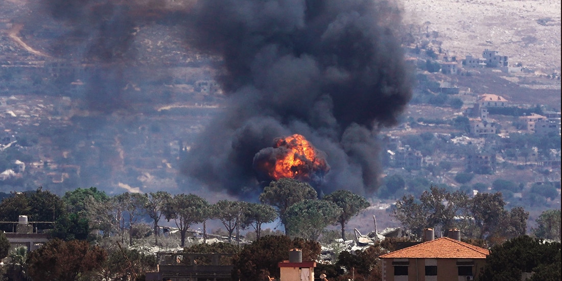 LAS LLAMAS se elevan en Líbano, mientras fuerzas israelíes demuelen viviendas, ayer.