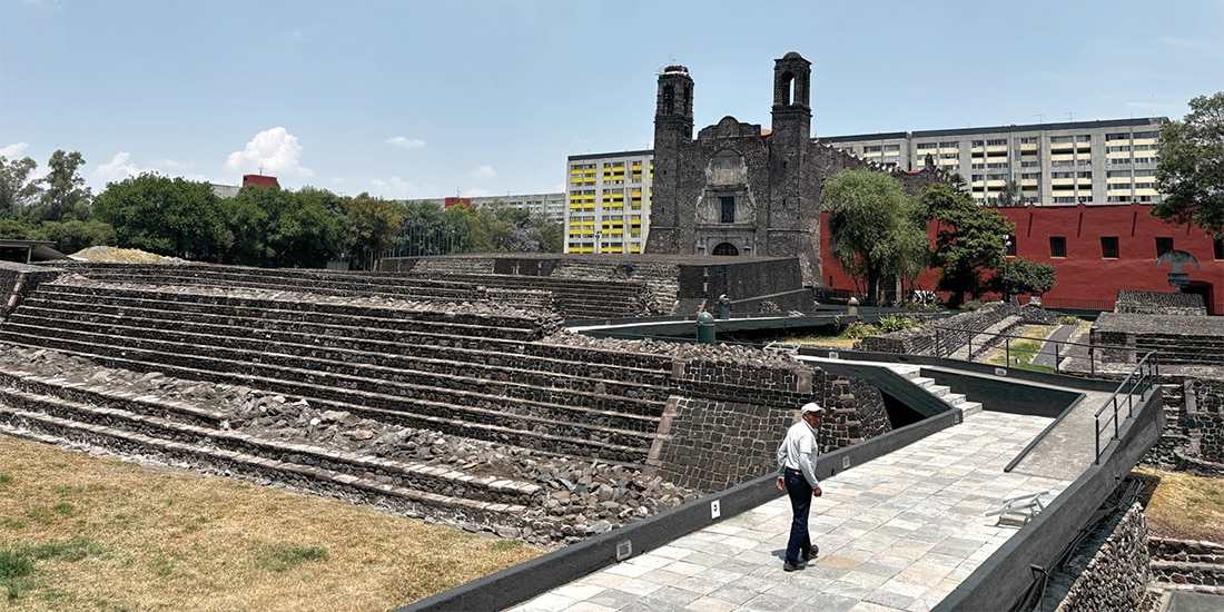 UNA PERSONA camina por la zona arqueológica de Tlatelolco, ayer.