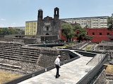 UNA PERSONA camina por la zona arqueológica de Tlatelolco, ayer.
