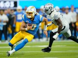 Una acción del duelo entre Raiders vs Chargers, de la NFL