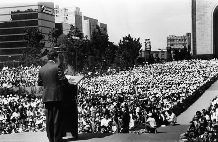 Luis Donaldo Colosio en el Monumento a la Revolución.