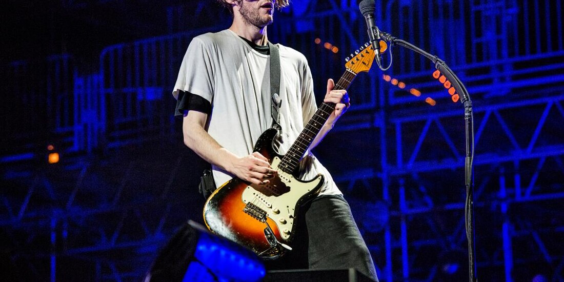 El guitarrista Josh Klinghoffer, durante una presentación en vivo, en una imagen de archivo.