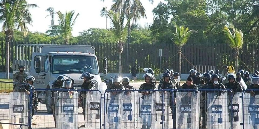 Policías resguardan, ayer, instalaciones de la refinería.