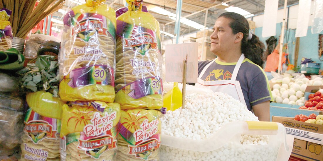 Comerciante de insumos para la cena del 15, en foto de archivo.