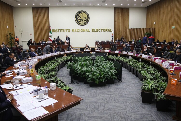 Consejeros buscan destinar bonos a fines electorales.