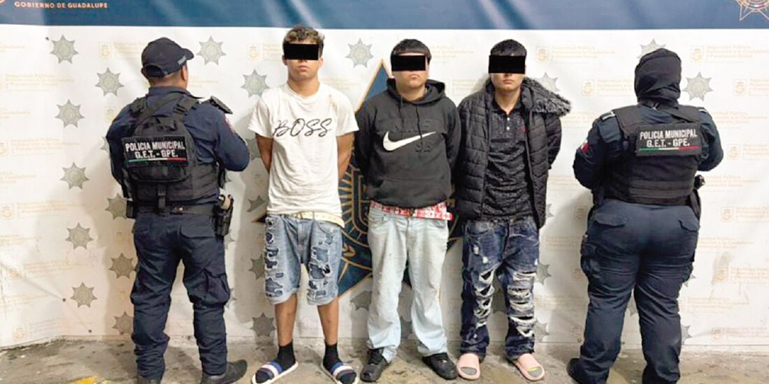 Tres jóvenes de 16, 17 y 19 años fueron detenidos el viernes en Guadalupe, NL, tras agredir a policías en un recorrido de vigilancia.