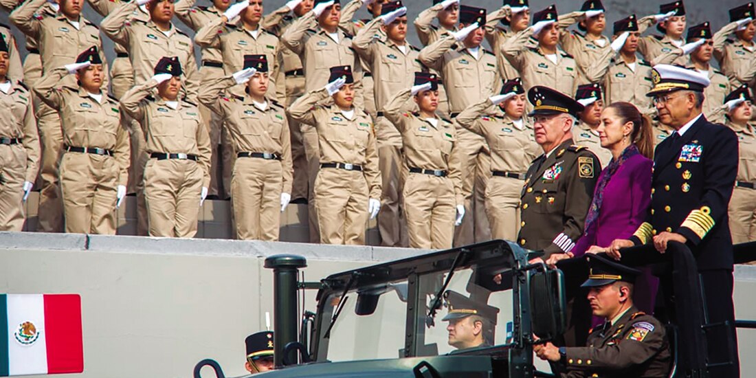 La Presidenta Claudia Sheinbaum, flanqueada por el secretario de la Defensa (izq.) Ricardo Trevilla Trejo, y el secretario de la Marina, Raymundo Pedro Morales, ayer.