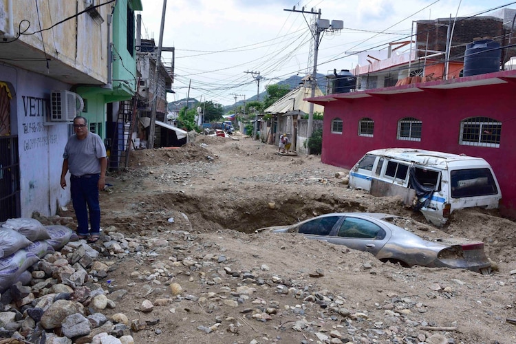 Autoridades toman medidas por el paso de huracanes ante la posibilidad de fuertes lluvias.