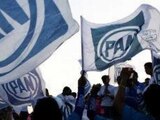 En la imagen de archivo, simpatizantes del PAN, quienes ondean baderas de esa fuerza política
