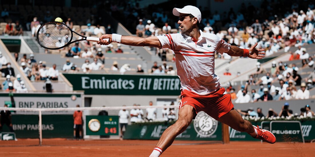 Novak Djokovic, ayer, en una jugada en el partido de Roland Garros.