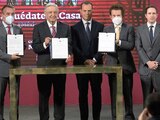 Emilio Azcárraga, el Presidente López Obrador, Olegario Vázquez Aldir, Francisco González Albuerne y Benjamín Salinas Sada, ayer.