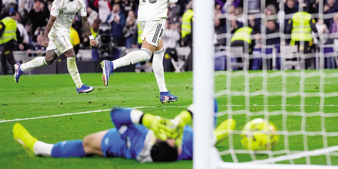 Kylian Mbappé festeja con Vinicius Jr. el gol de la polémica, ayer, en LaLiga de España.