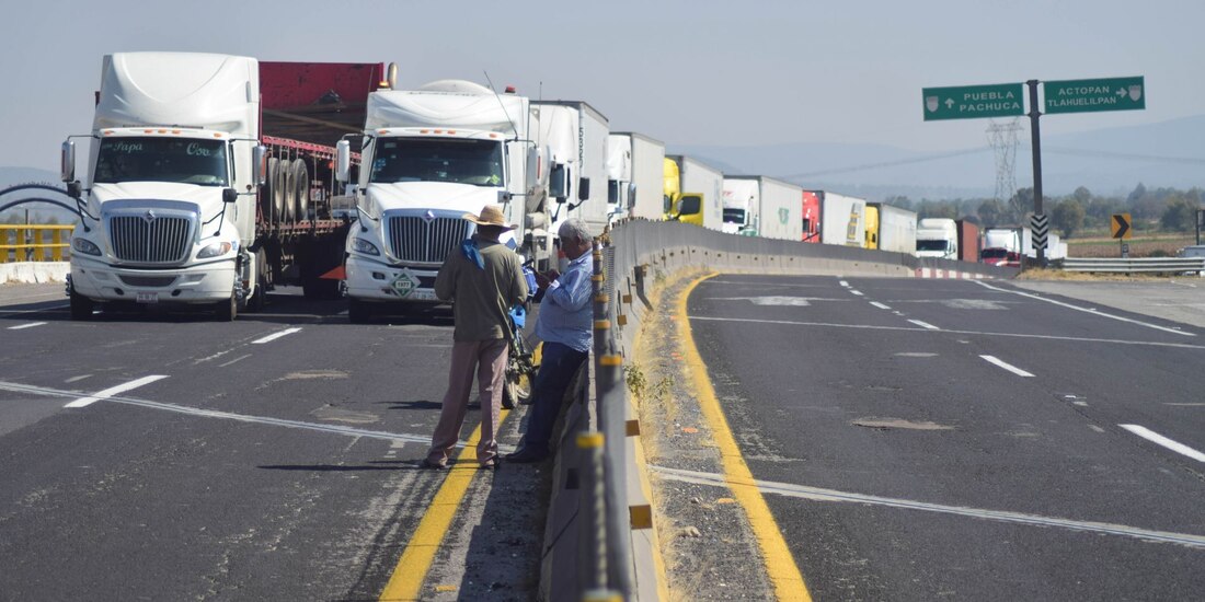 Productores y transportistas bloquearon la autopista Arco Norte ayer lunes.