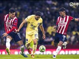 Henry Martín conduce el balón ante la marca de Jesús Orozco y Víctor Guzmán en la semifinal de vuelta entre América y Chivas.