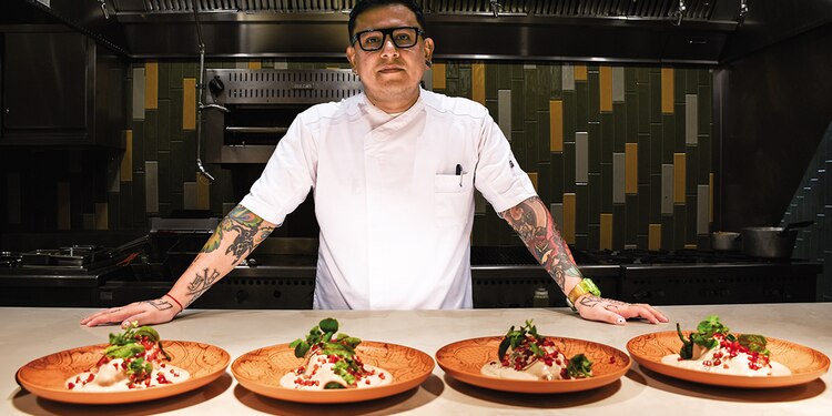 El chef Rodrigo Sánchez, luego de preparar los platillos.