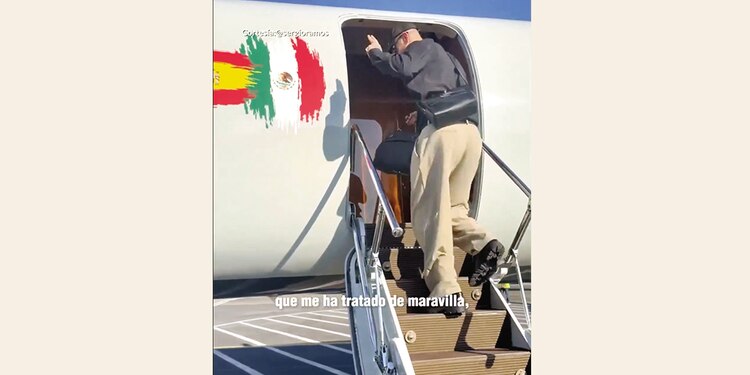 El español al subirse al avión antes de partir a su nuevo destino, ayer.