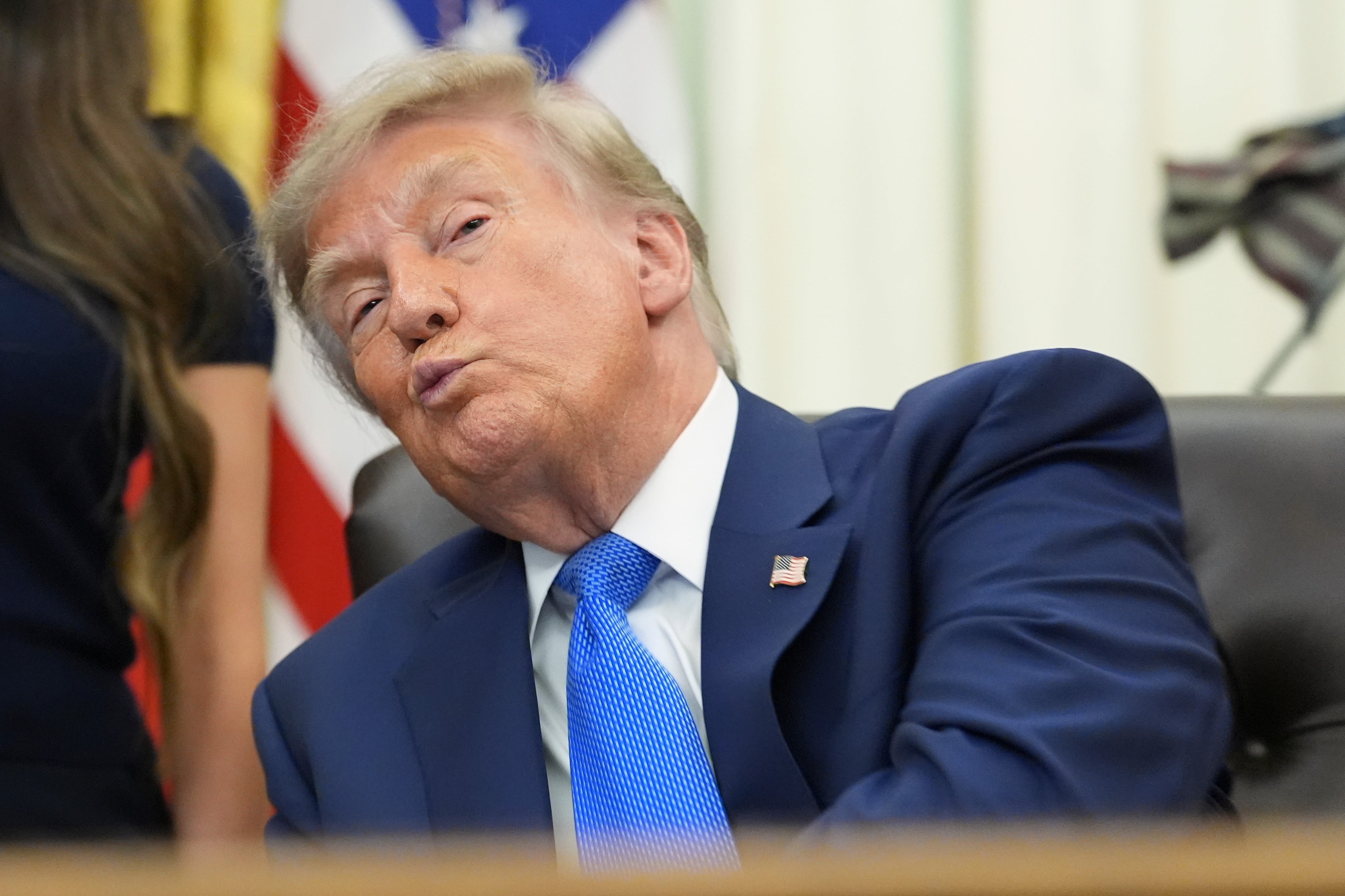 Trump suspende tres días arancel de 50% a Canadá