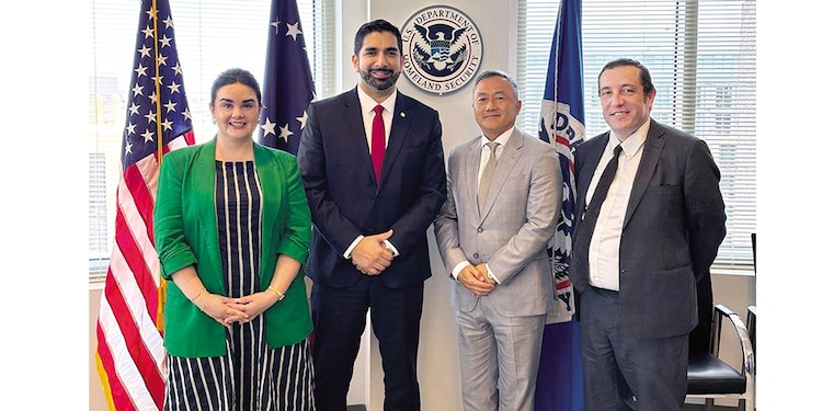 EL EMBAJADOR mexicano, Roberto Lazzeri (de negro), se reunió el jueves con el director interino del ICE, David Venturella (a su izquierda).