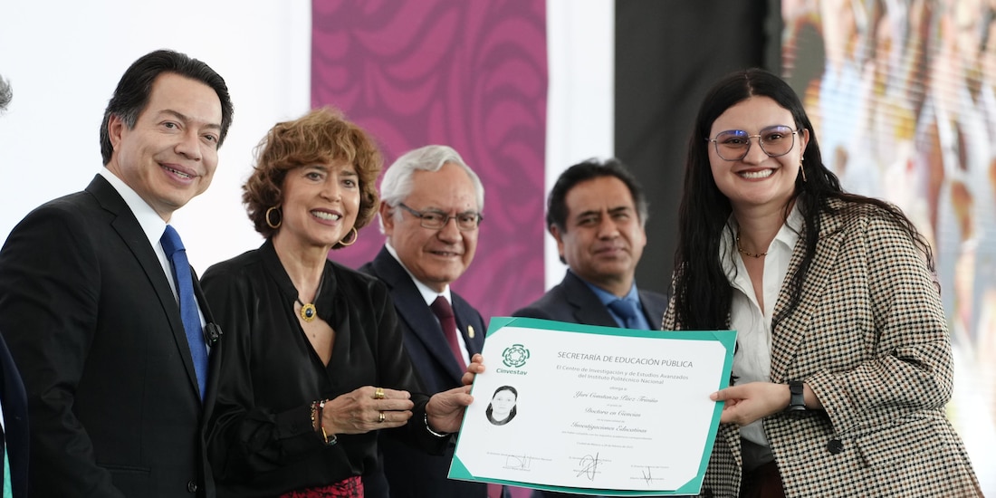 A la extrema izquierda el titular de la SEP.