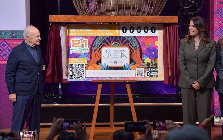 Olivia Salomón y Alfredo Harp Helú encabezan la develación del billete conmemorativo en el Teatro de Lotería Nacional.